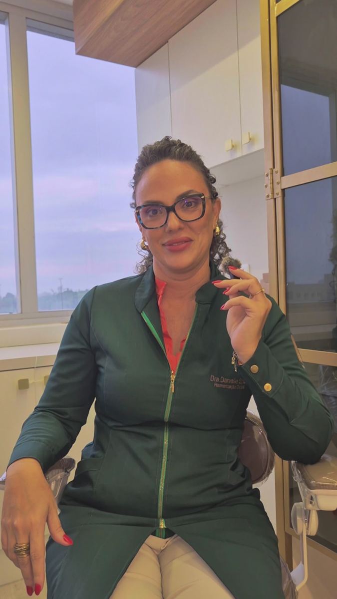 Dra. Danielle Santos no consultório